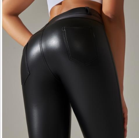 Calça Feminina de Couro Sintético Bolso Traseiro